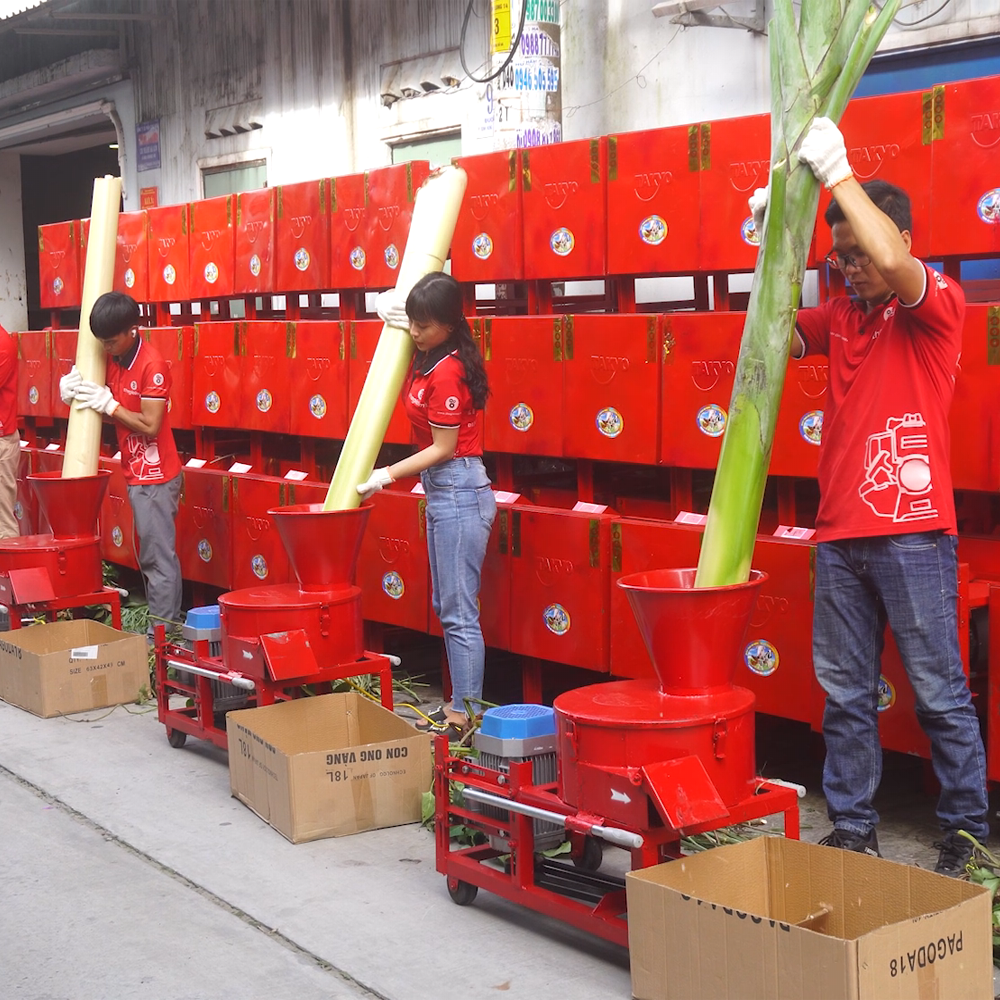 Toa nạp nguyên liệu của máy thái cỏ Takyo TK 3000 có thiết kế dạng phễu giúp người sử dụng nạp nguyên liệu thân cây chuối, rau bèo, cỏ voi vào dễ dàng