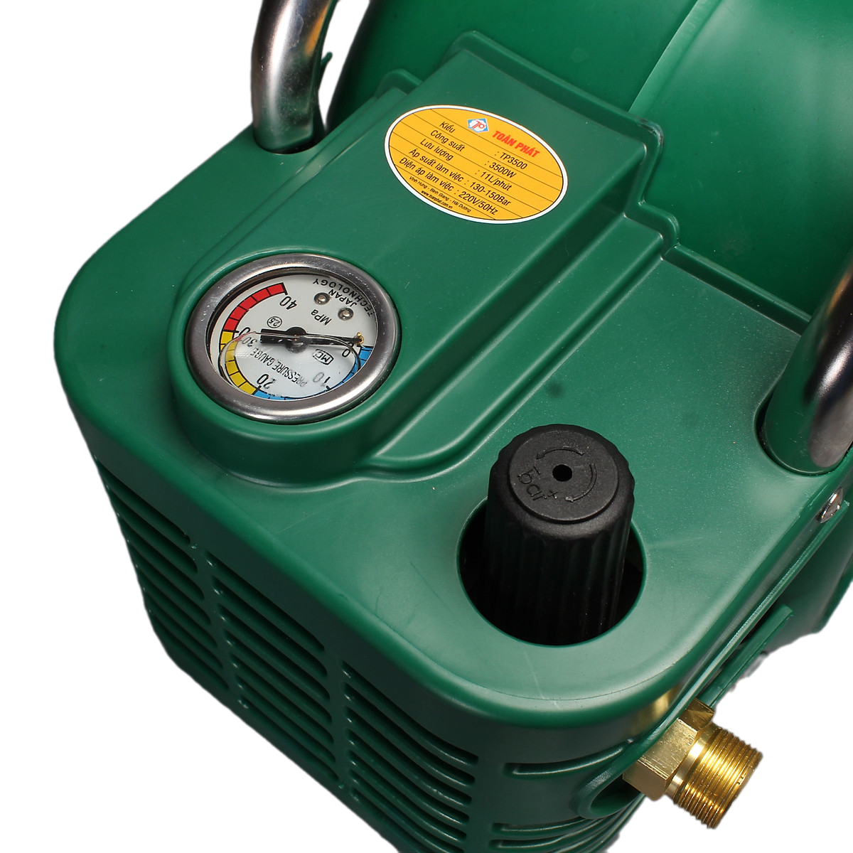 Các bộ phận trên máy rửa xe gia đình Toàn Phát Tp 3500 bao gồm: đồng hồ đo áp, van chỉnh áp, đầu nước vào và đầu nước ra.